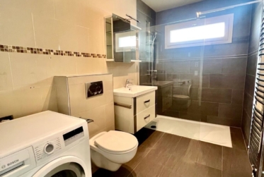 BEL APPARTEMENT AVEC TERRASSE ET PISCINE COMMUNE