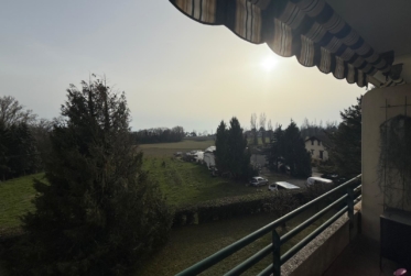 Superbe appartement de 3.5 pièces au 2ème étage d'un immeuble à 10 minutes à pieds du bord du lac.