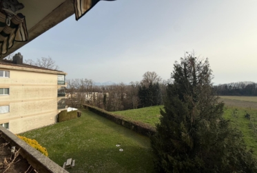 Superbe appartement de 3.5 pièces au 2ème étage d'un immeuble à 10 minutes à pieds du bord du lac.