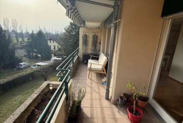 Superbe appartement de 3.5 pièces au 2ème étage d'un immeuble à 10 minutes à pieds du bord du lac.