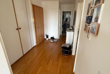 Superbe appartement de 3.5 pièces au 2ème étage d'un immeuble à 10 minutes à pieds du bord du lac.