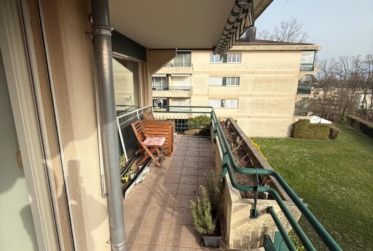 Superbe appartement de 3.5 pièces au 2ème étage d'un immeuble à 10 minutes à pieds du bord du lac.